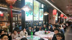 有人說：“青春就是九個字：不要臉，拼了命，盡了興"